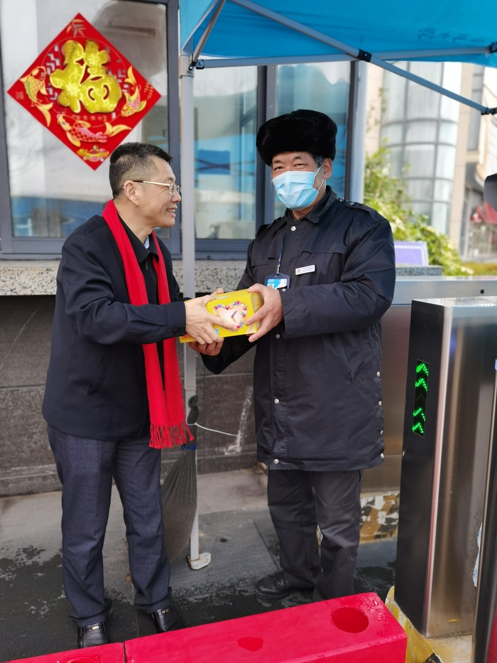 向值班門衛送上慰問品