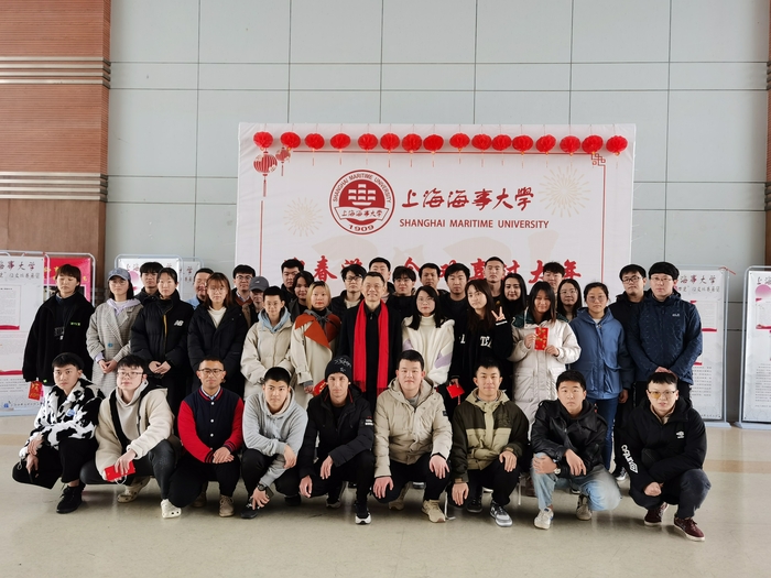 與留校學生合影