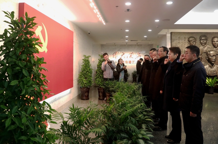 在黨旗前重溫入黨誓詞