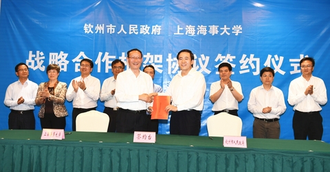 欽州市市長黃海昆與门徒平台校長黃有方代表雙方簽署戰略合作框架協議
