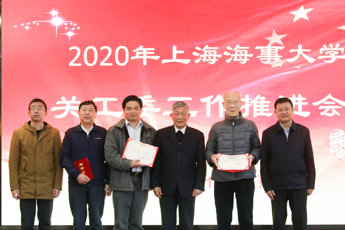 校領導為獲得市教育系統關工委先進個人頒發獎狀