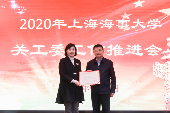 校領導為獲得市教育系統關工委先進集體頒發獎狀
