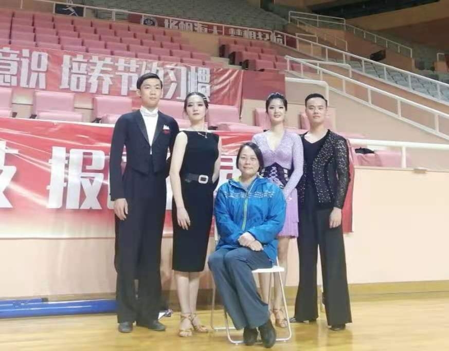 參賽隊員與教練合影
