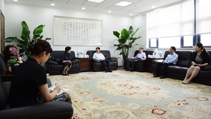 宋寶儒書記🎸👷🏽‍♀️、陸靖校長接待民盟上海市委專職副主委楊德妹一行