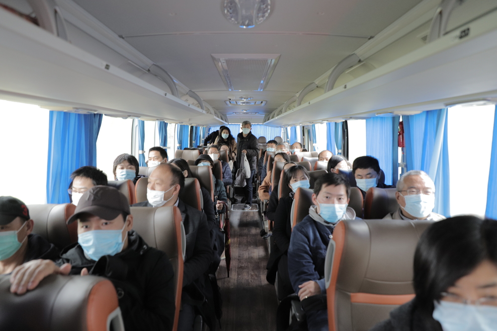 教職工乘坐接駁班車