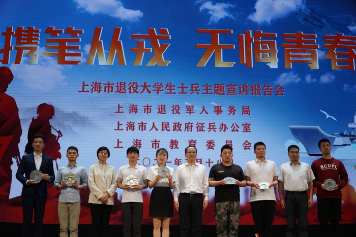 為宣講團成員頒授紀念品
