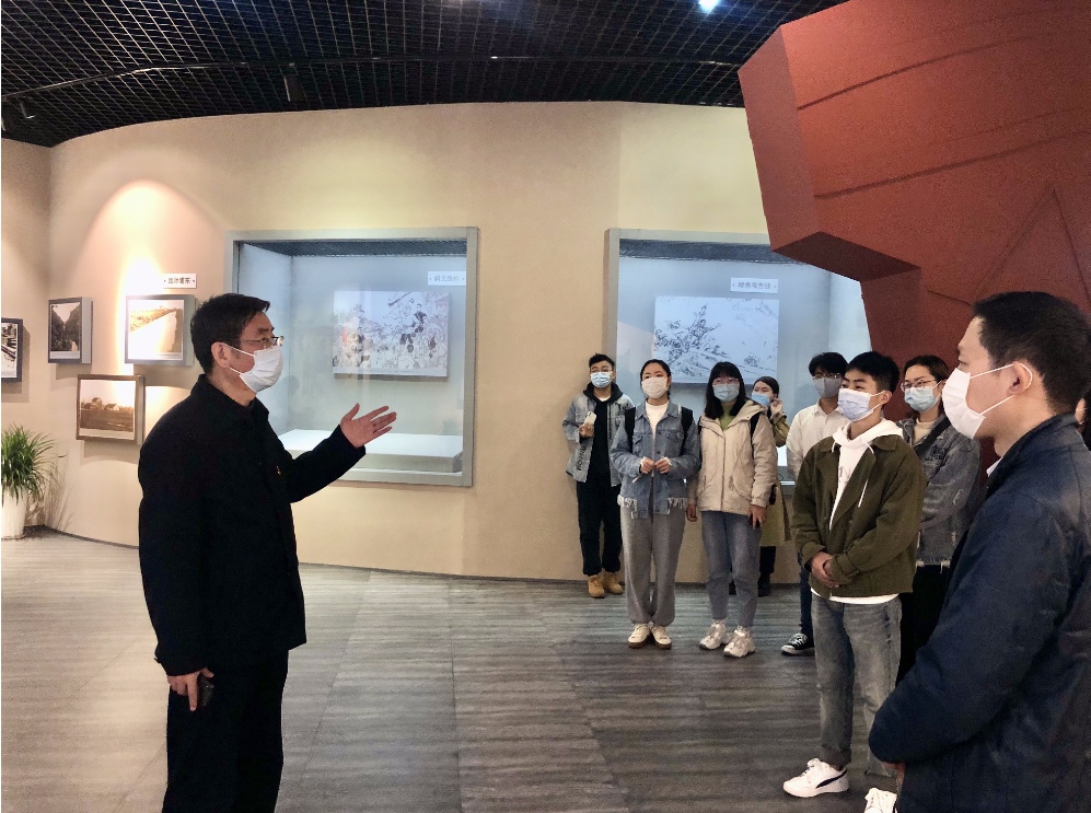外國語學院黨委書記朱耀斌向師生黨員講解泥城暴動等革命史跡