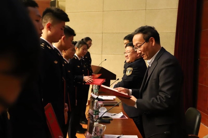 頒發榮譽證書