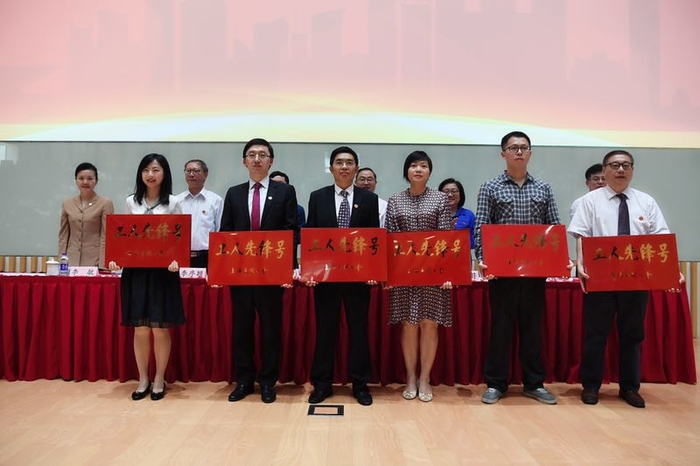 我校在上海市教育系統先進表彰會上榮獲多項榮譽