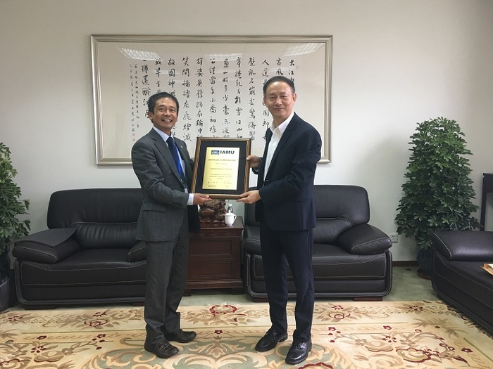 金永興書記代表學校接受惠美裕副秘書長授予的證書