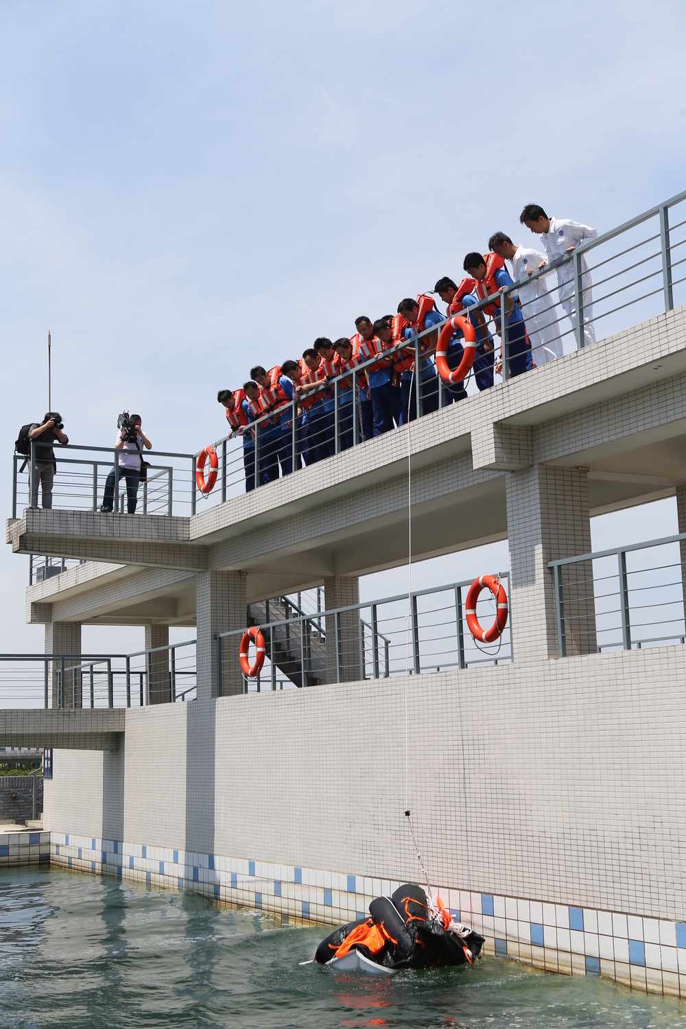 學生在水上訓練中心模擬海上安全訓練2