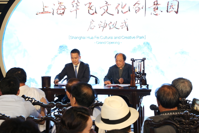 樂震文院長與王洪慶總經理簽訂合作協議